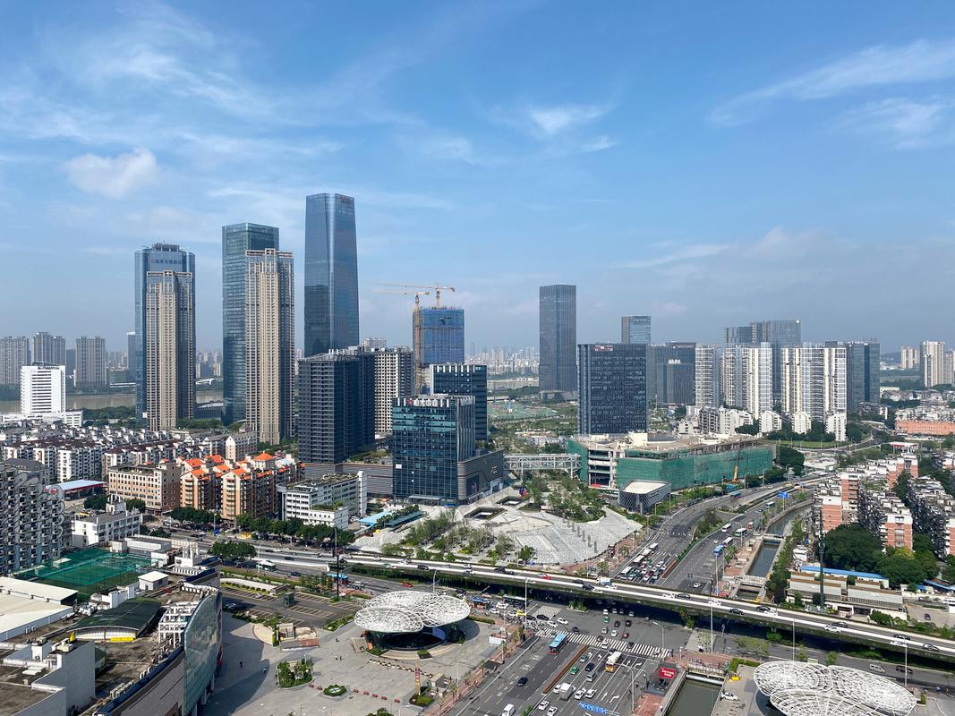 摘要:本文介绍了地基基础建筑工程的特点,施工流程和质量控制